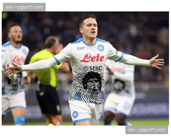 那不勒斯足球博物馆举办马拉多纳主题特展，展出多件珍贵藏品